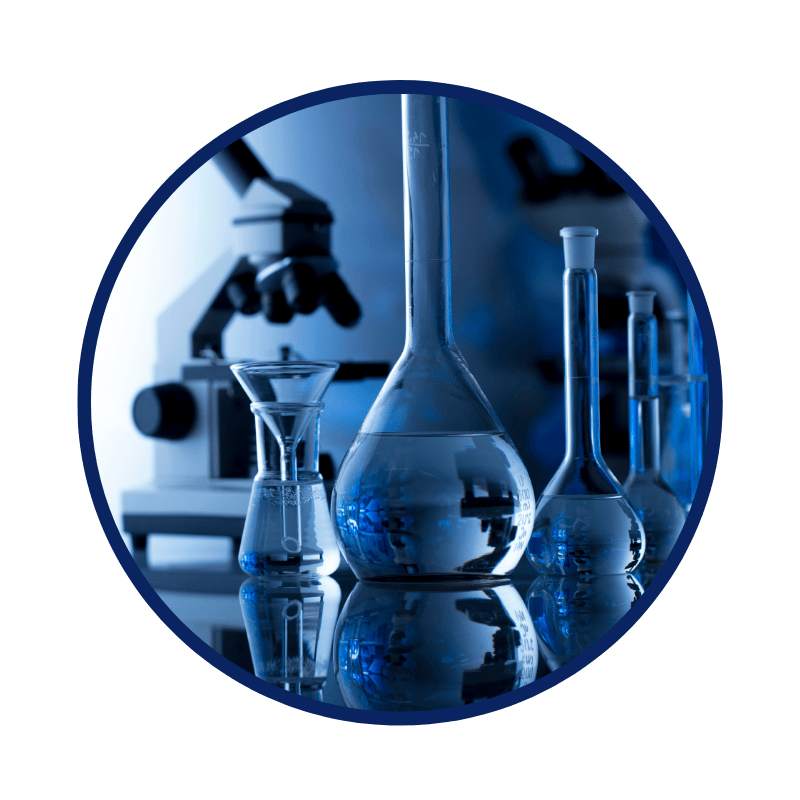 Profesional de laboratorio manipulando muestras con guantes y equipo especializado